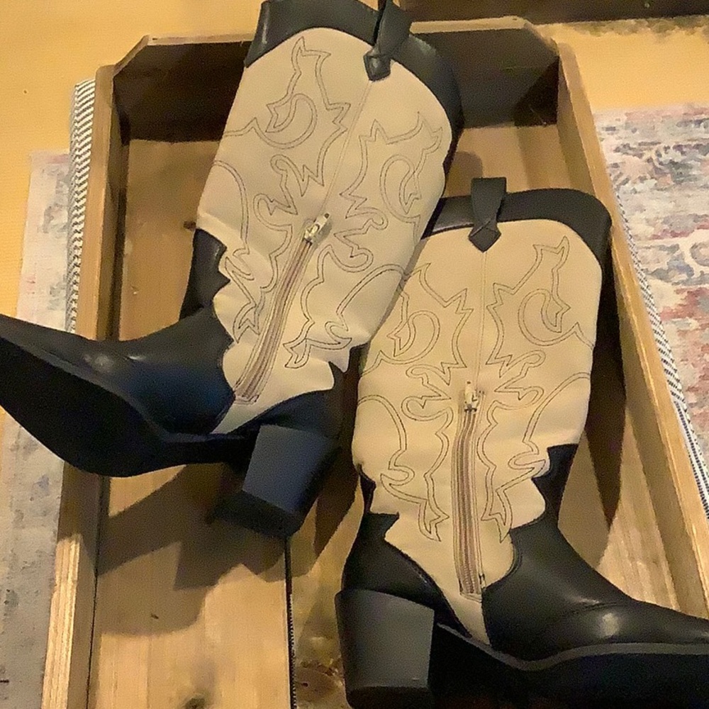 Classic Two-Tone Western Heeled Boots - Black & Cream - Picture 2 of 7
